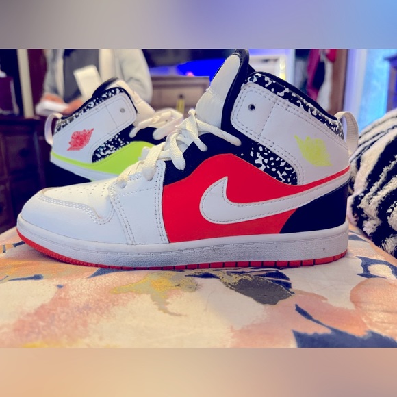 Size 3Y Air Jordan 1 mid Hyper Crimson Volts - Picture 1 of 6